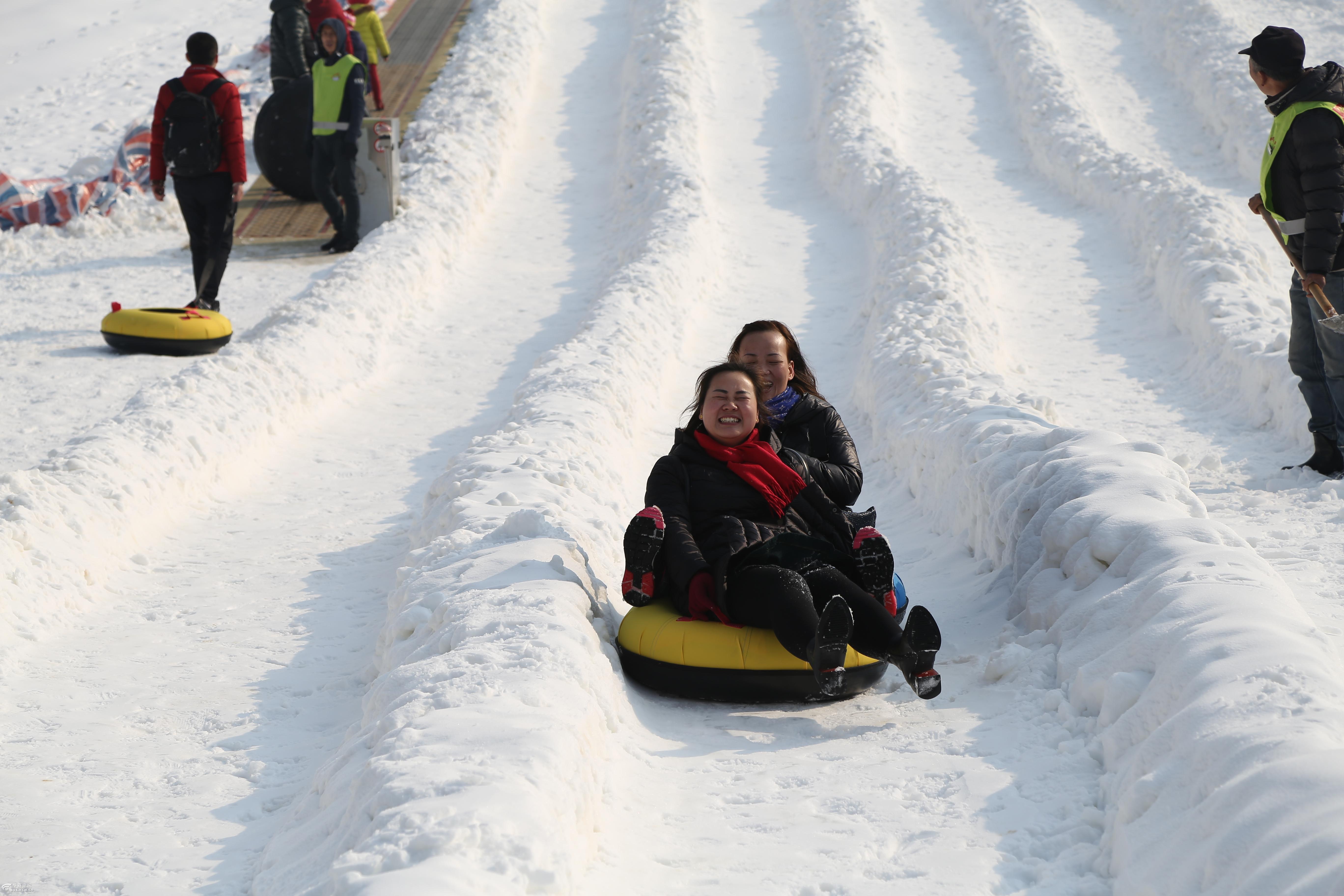 竹林畔滑雪场嬉雪区游玩