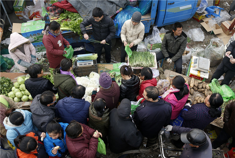 年关将至关中乡党赶集忙 不仅为了购年货还为了.