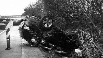 昨日下午1时许,西宝高速兴平段靠近兴平收费站处发生一起交通事故