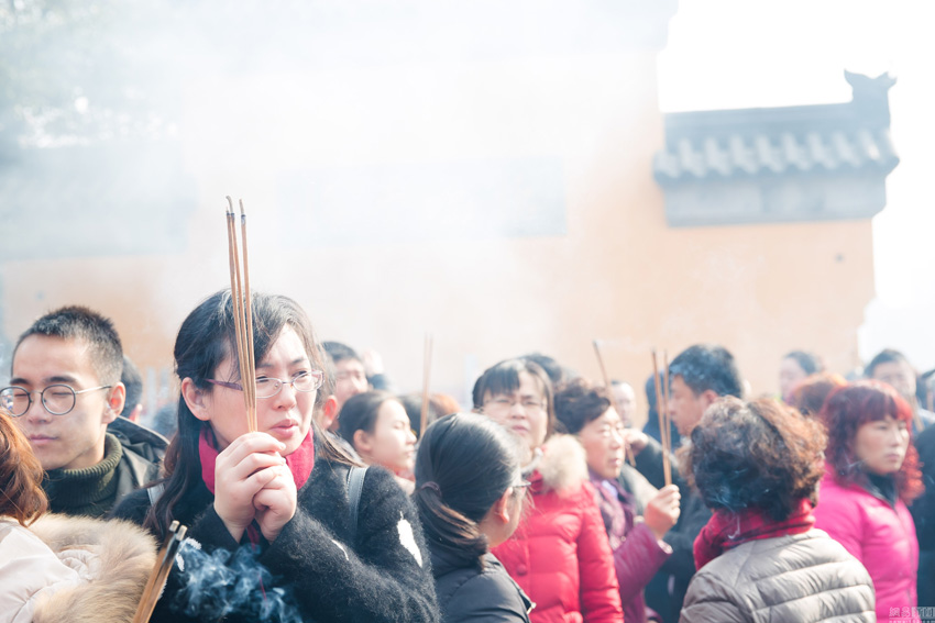 南京进香市民挤爆鸡鸣寺 大年初一排队上香祈福|进香