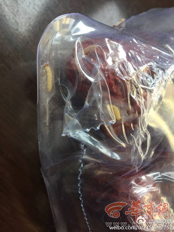 回家打开后,里面很多条趴在大枣上的虫子让人感到十分恶心