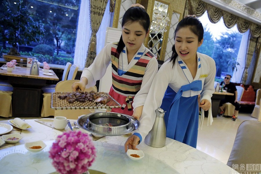 2016年6月2日,中国北京,一家朝鲜餐厅内,正在上菜的服务员.东方ic