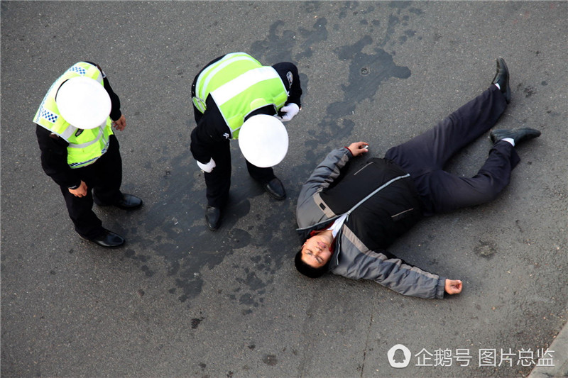 男子西安解放路天桥下突然昏倒 过往市民无人敢扶