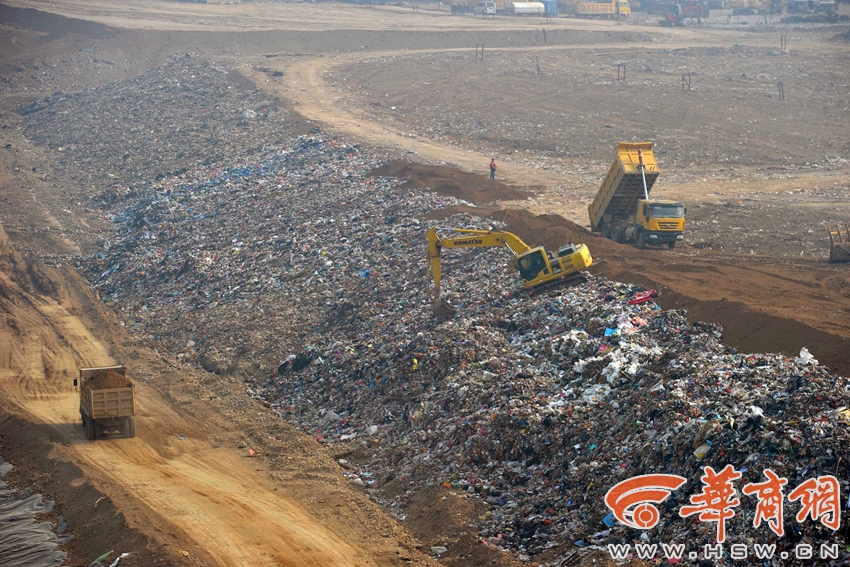 西安市江村沟垃圾填埋场内,现日平均处理生活垃圾约8735吨.