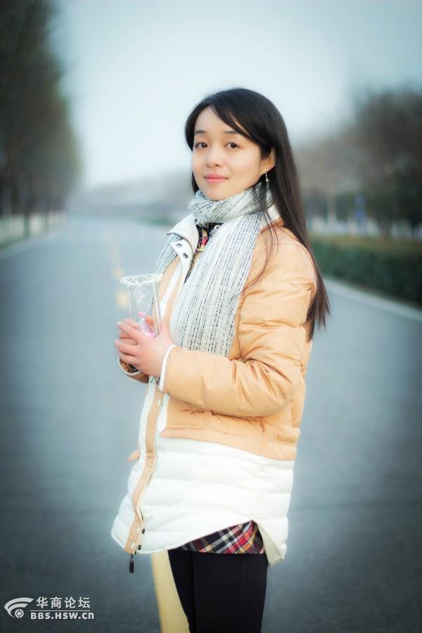 冬日渭河边的素颜沙漏女孩茹茹
