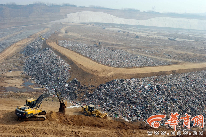 西安市江村沟垃圾填埋场内,现日平均处理生活垃圾约8735吨.