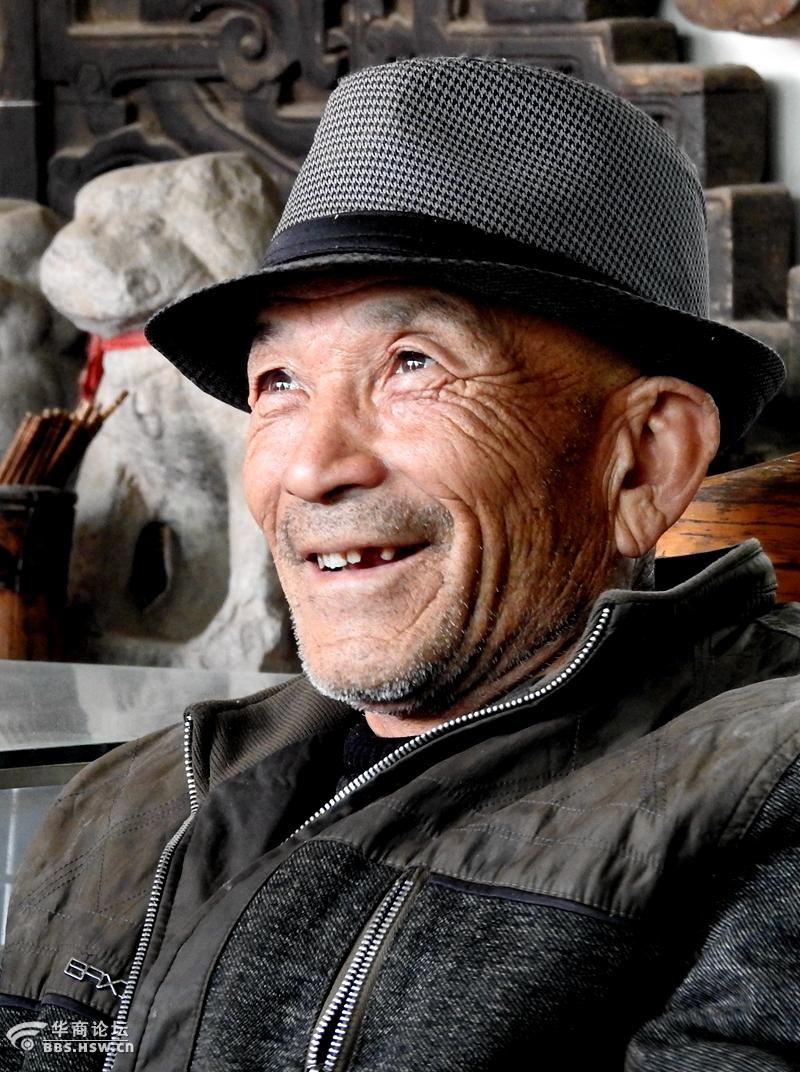 人像摄影:喜爱古玩的老人