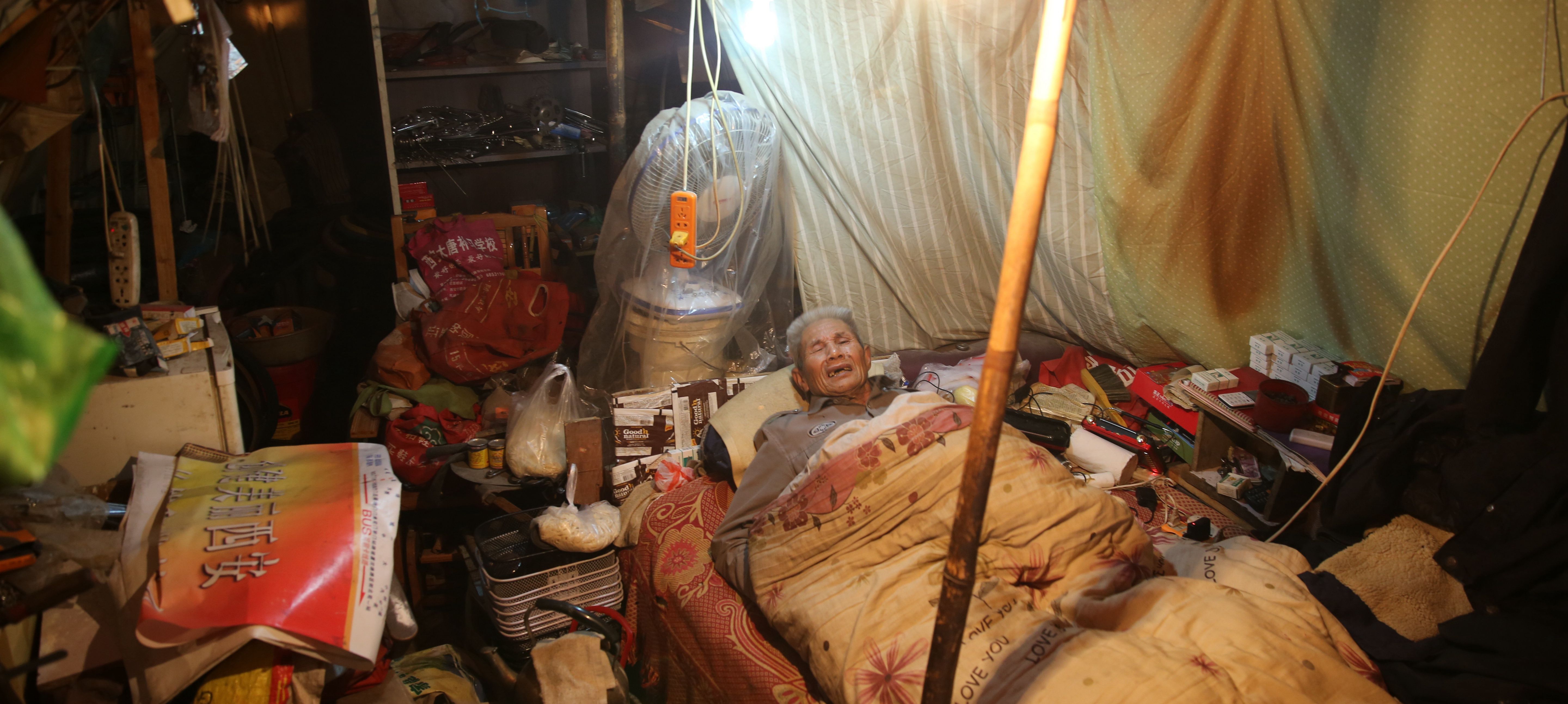 老人住青松路与朱雀大街十字简易房 生病拒绝送医