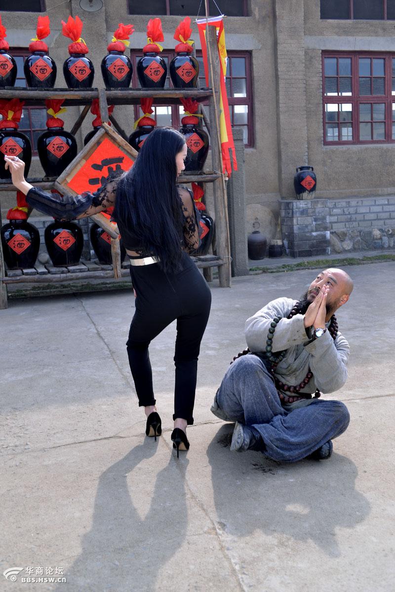 户县龙窝酒厂花絮随拍美女逗和尚