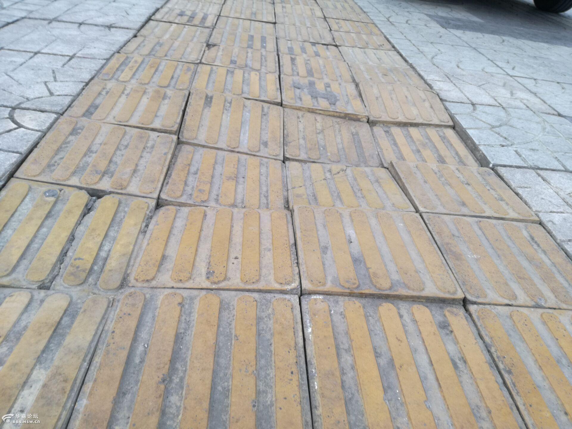 经开区开元路凤城三路十字西南角人行道砖大面积破损松动