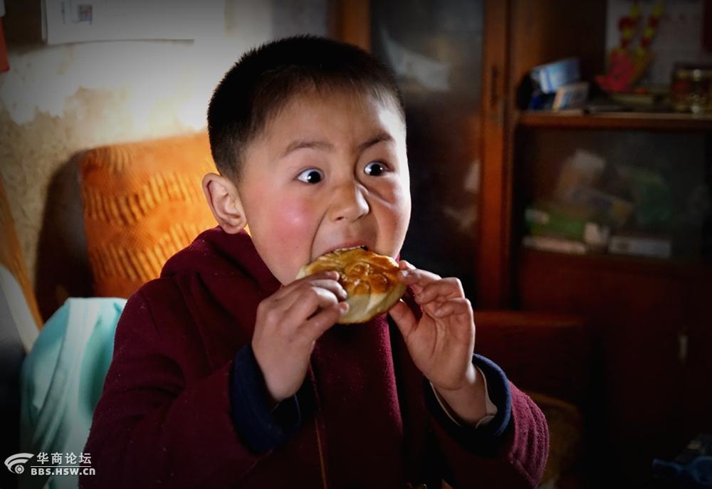 小帅哥吃菜饼表情真个特