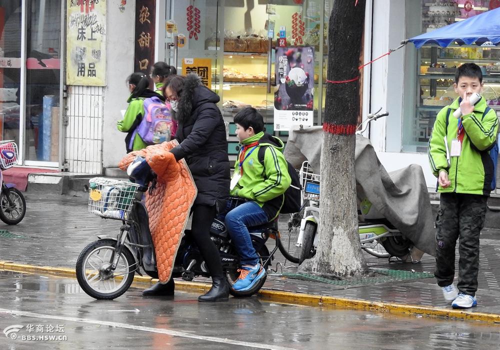为孩子上学,家长接送风雨无阻!