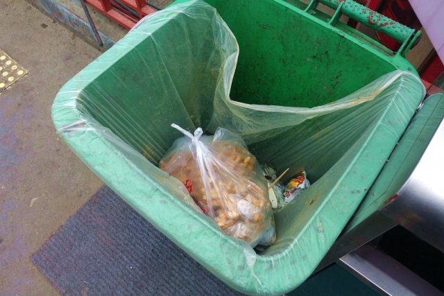 小寨天桥女子给跪地乞丐一袋麻花结果被扔进垃圾桶