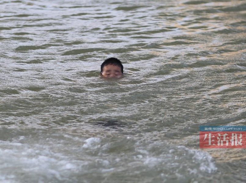 肌肉男勇救溺水小男孩