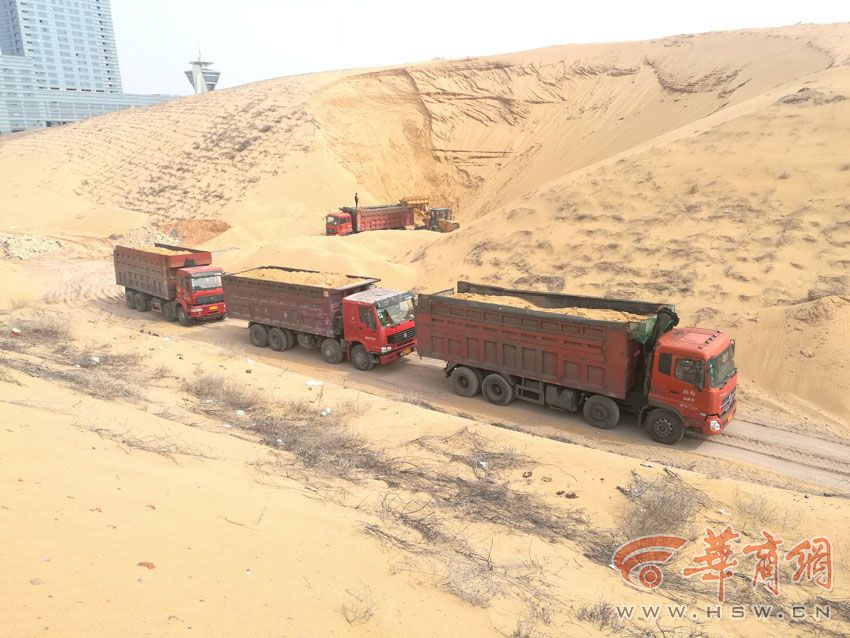 4月7日,在榆神工业园区管委会不远处,车子正在装砂 华商报记者 癣虎