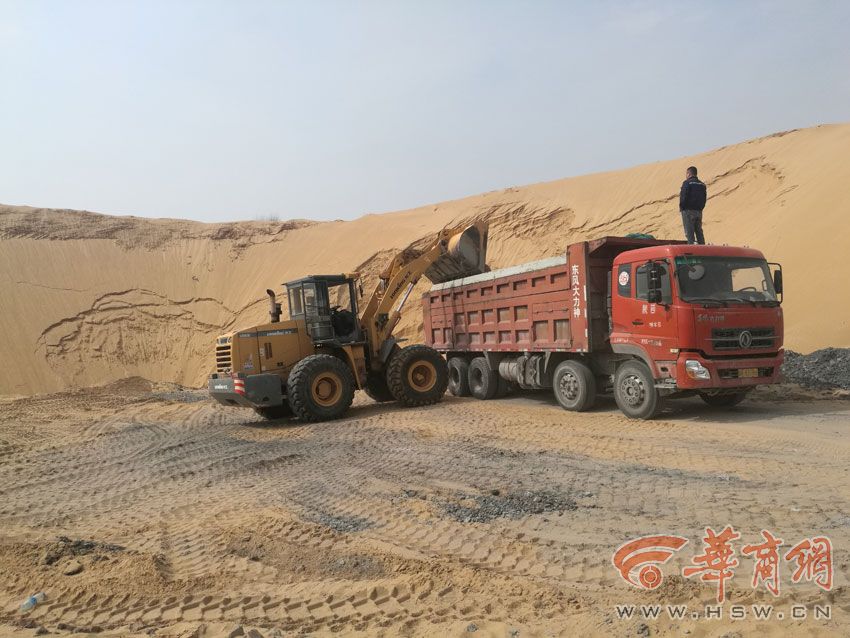 榆林现非法卖砂一车120元 国土部门却称"弃土外运"