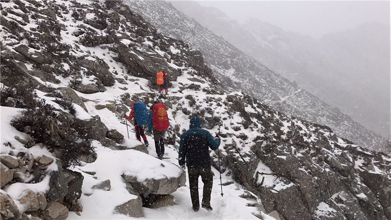 鳌太穿越时遭暴雪被困 32人安全1人仍失踪