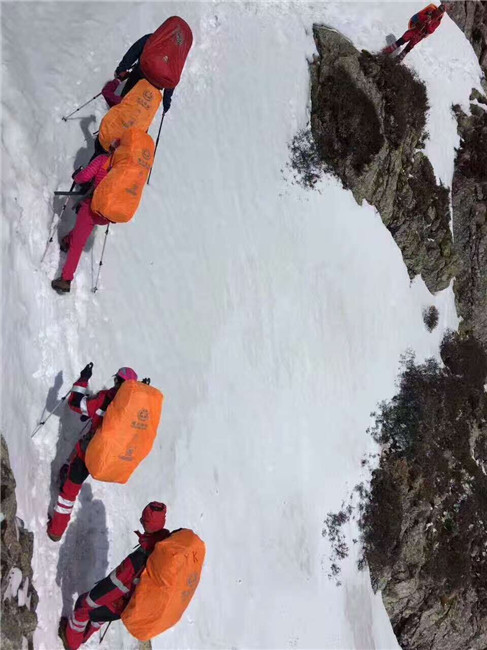 鳌太穿越时遭暴雪被困 32人安全1人仍失踪