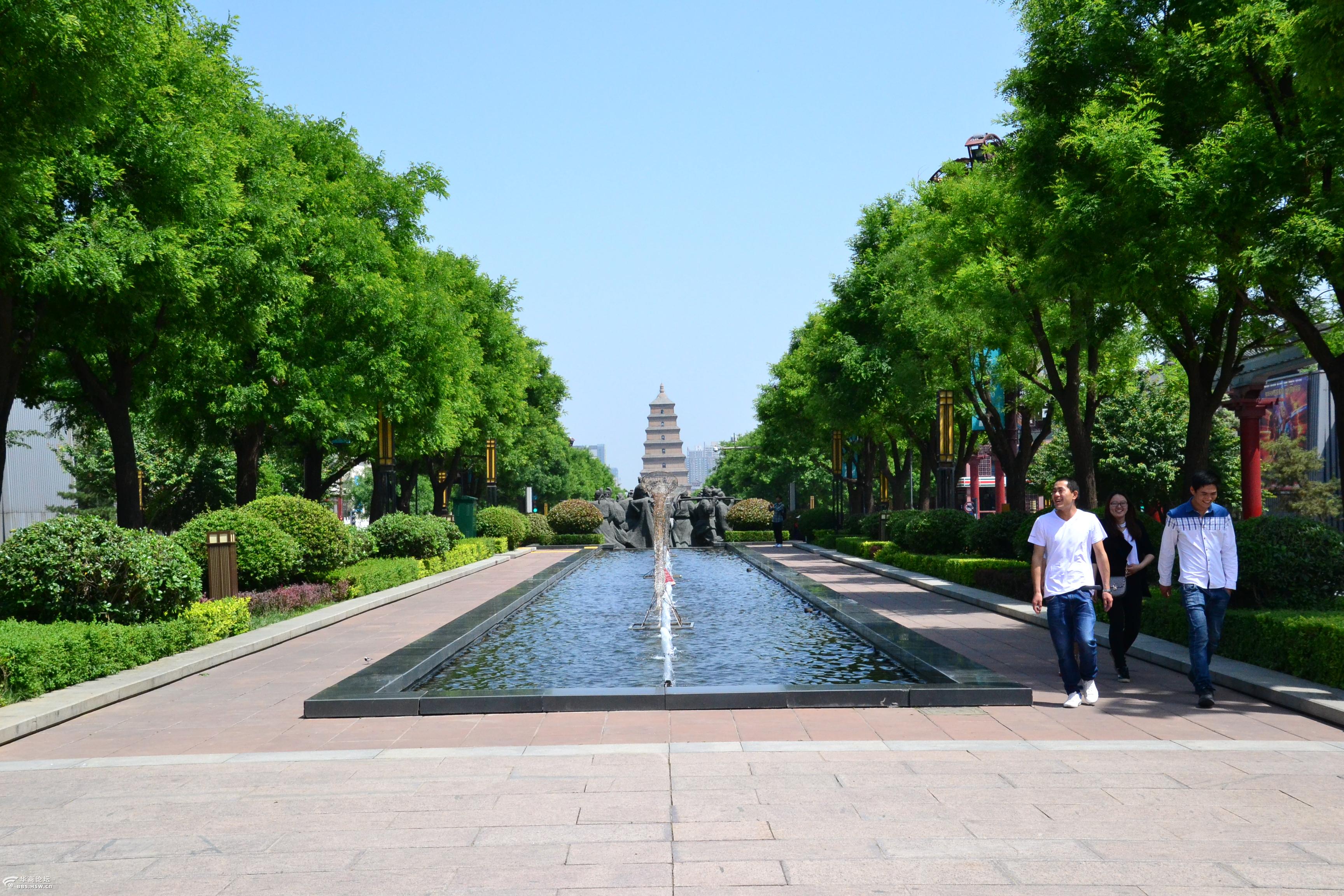 蓝天下的雁塔南广场随拍