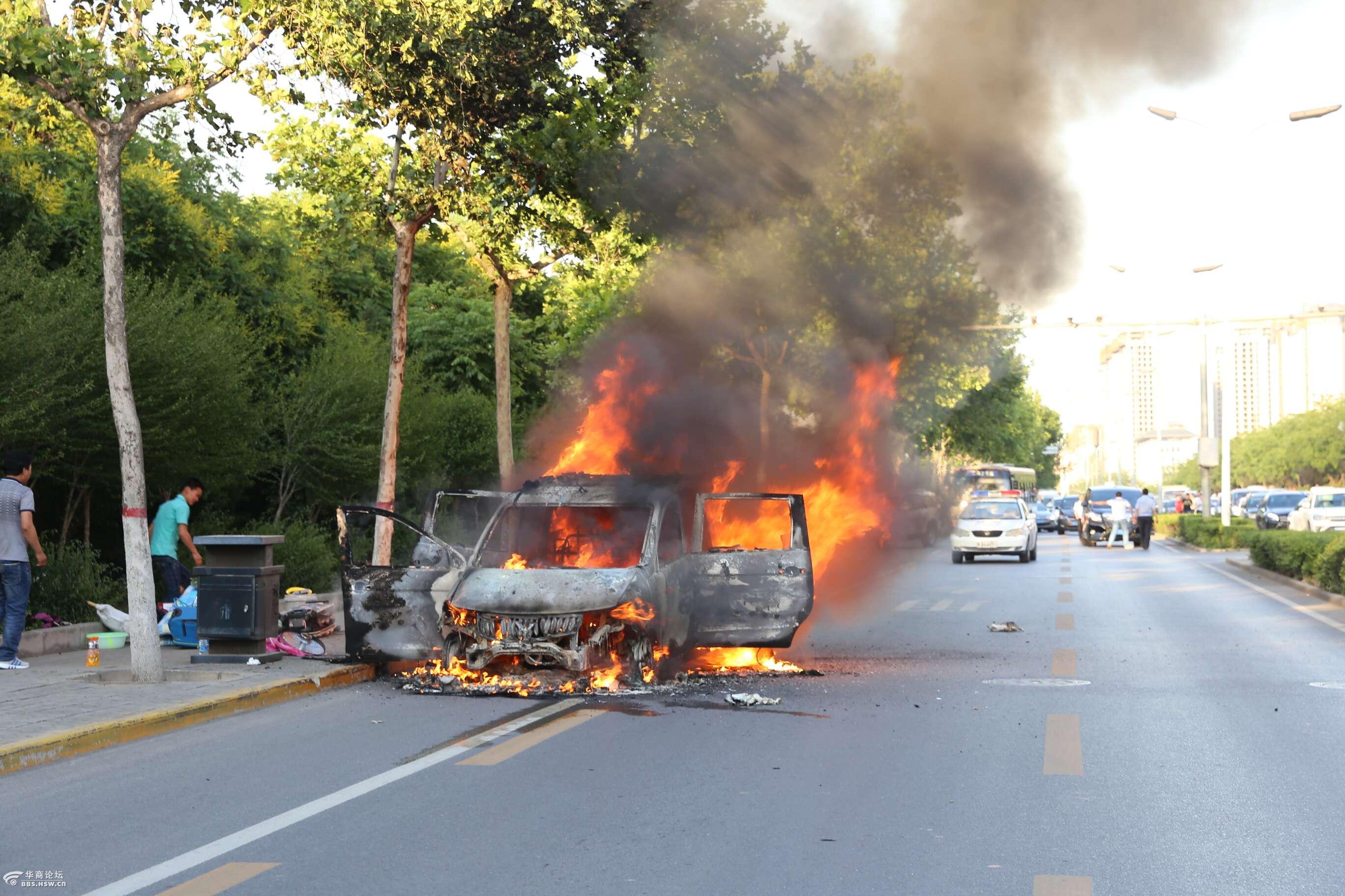 西安北二环一辆面包车突然起火