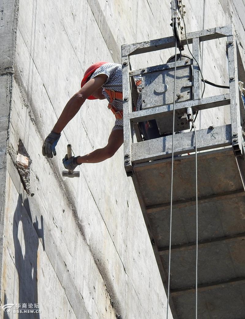 烈日下高空作业的建筑工人