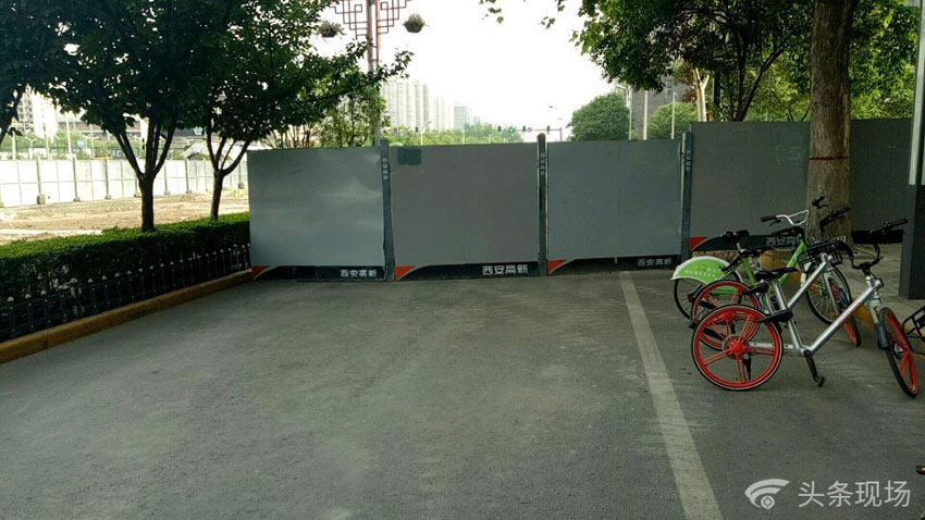 绝望吗围挡致唐延路变停车场堵到行人过不了马路