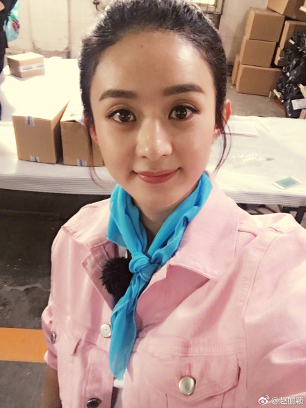 赵丽颖西安录节目不慎受伤 任达华单膝下跪处理伤口