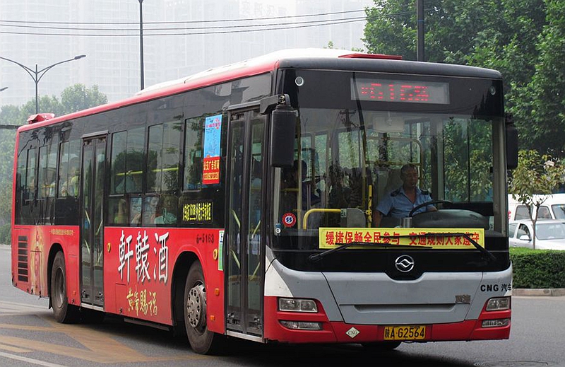 西安每一辆开往大学城的公交 都有位喊"嫑挤"的司机