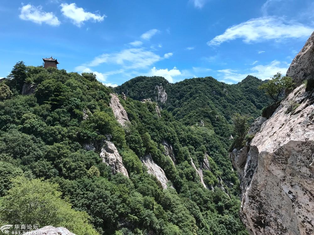 扯袍峪外夏日炎炎,人头山顶仙风拂面