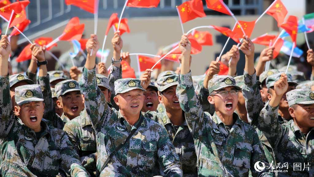 观赛官兵为队友呐喊加油 罗兴仓摄今天上午,中国陆军承办"国际军事