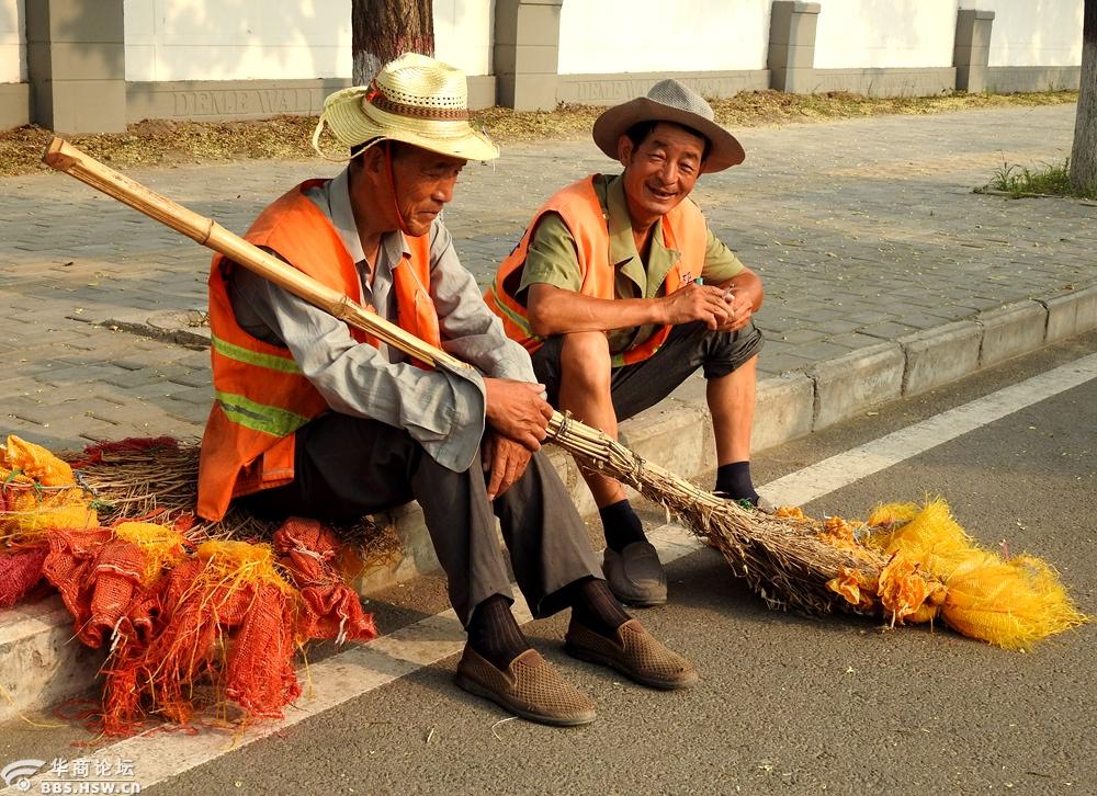 路边休息的环卫工人