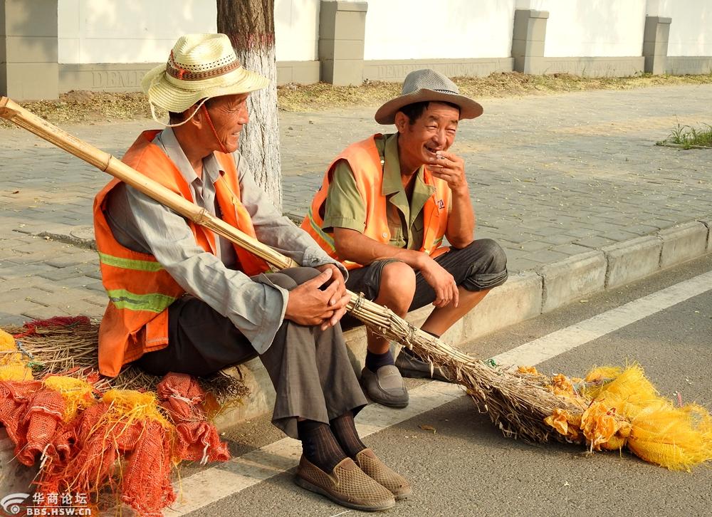路边休息的环卫工人