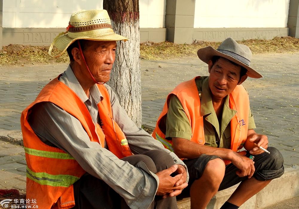 路边休息的环卫工人