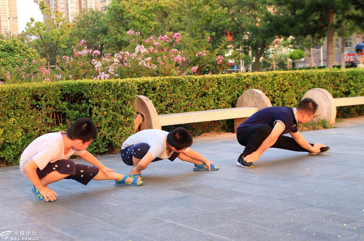 双胞胎爱锻炼,谁大谁小你分得清?