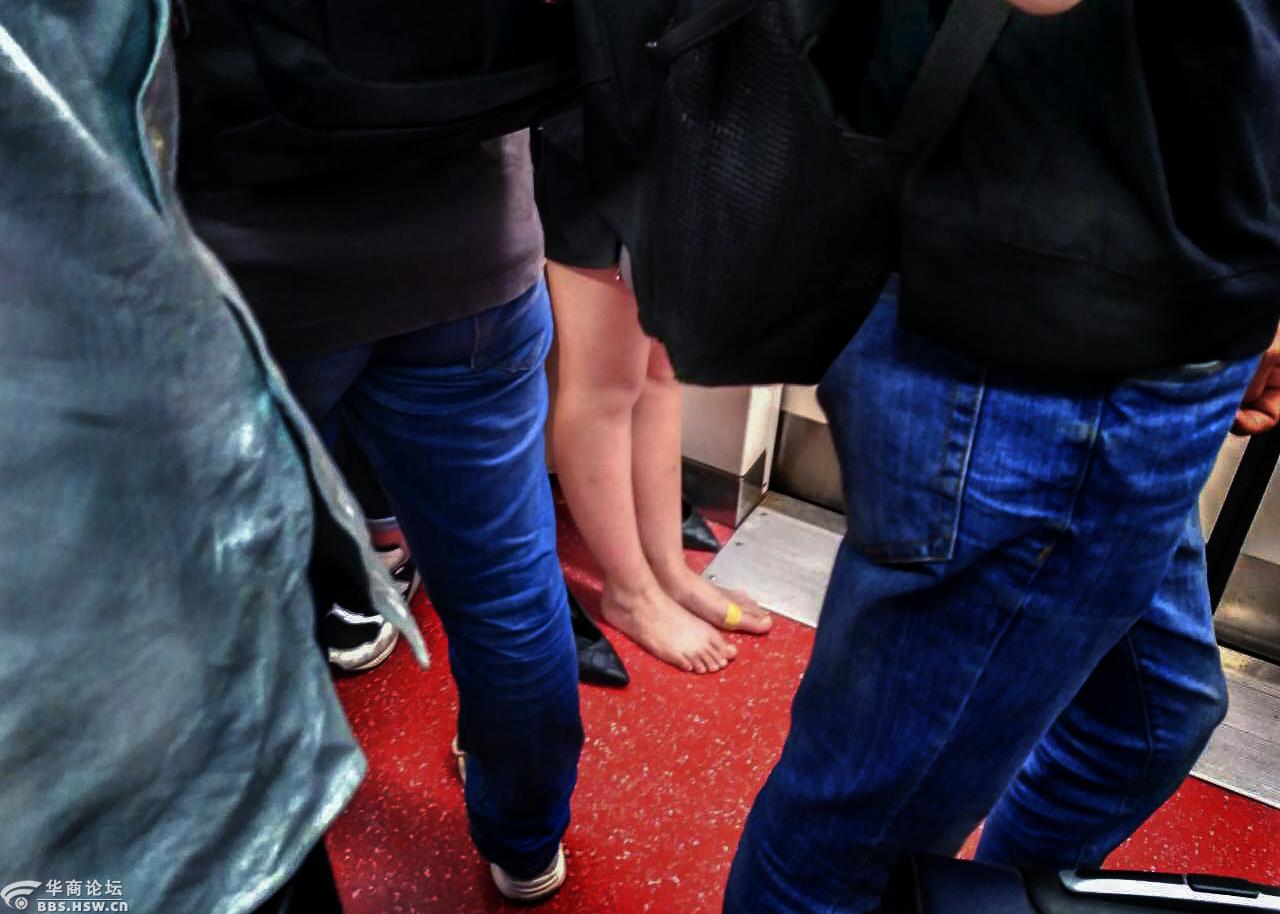 地铁2号线上的光脚女郎