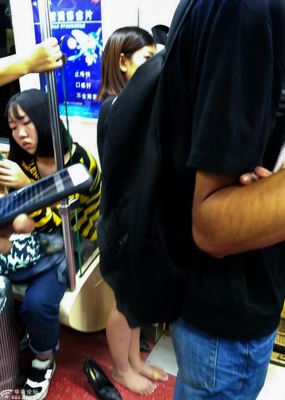 地铁2号线上的光脚女郎