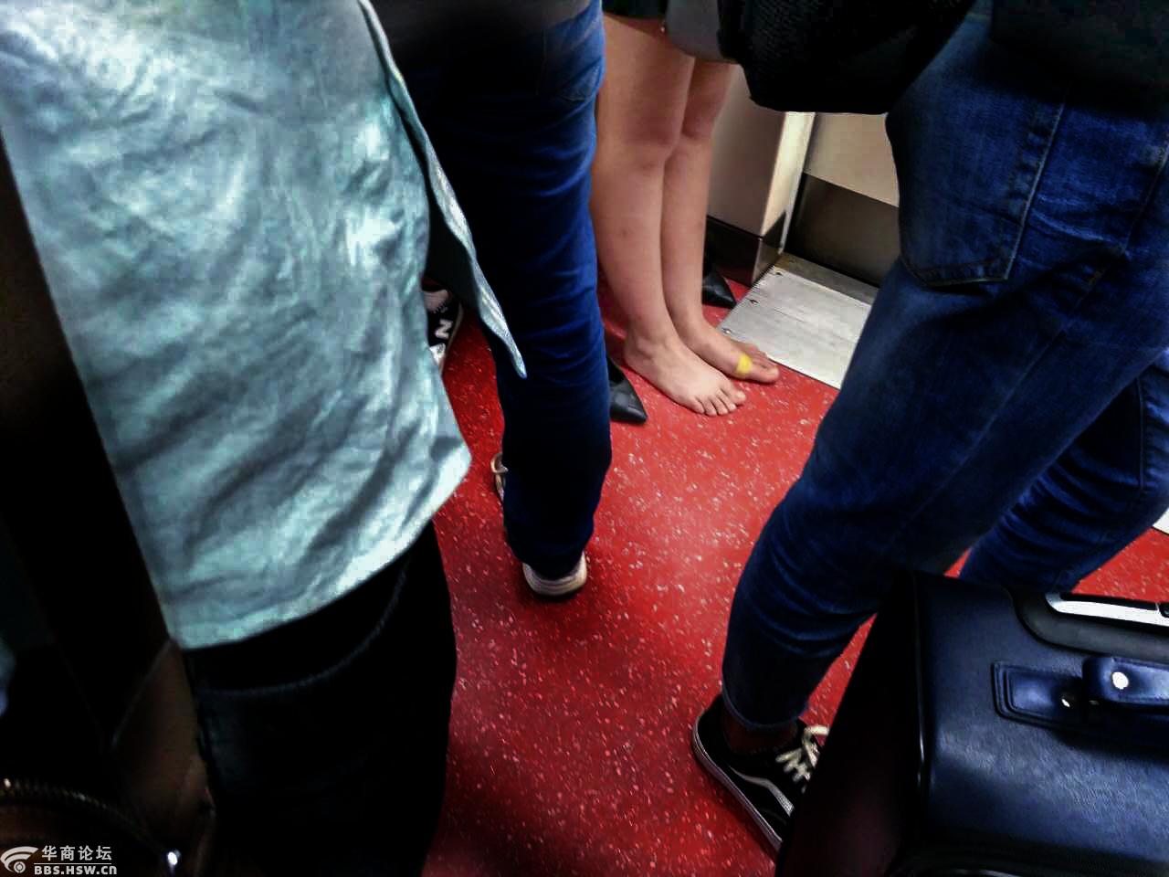 地铁2号线上的光脚女郎