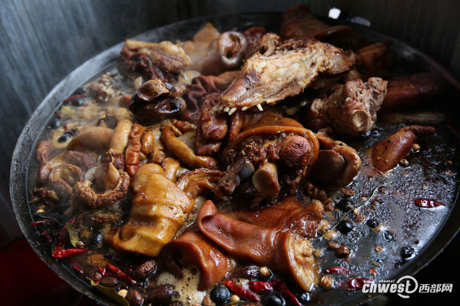 108国道边的一锅酱肉 36年老汤富了一家两代人