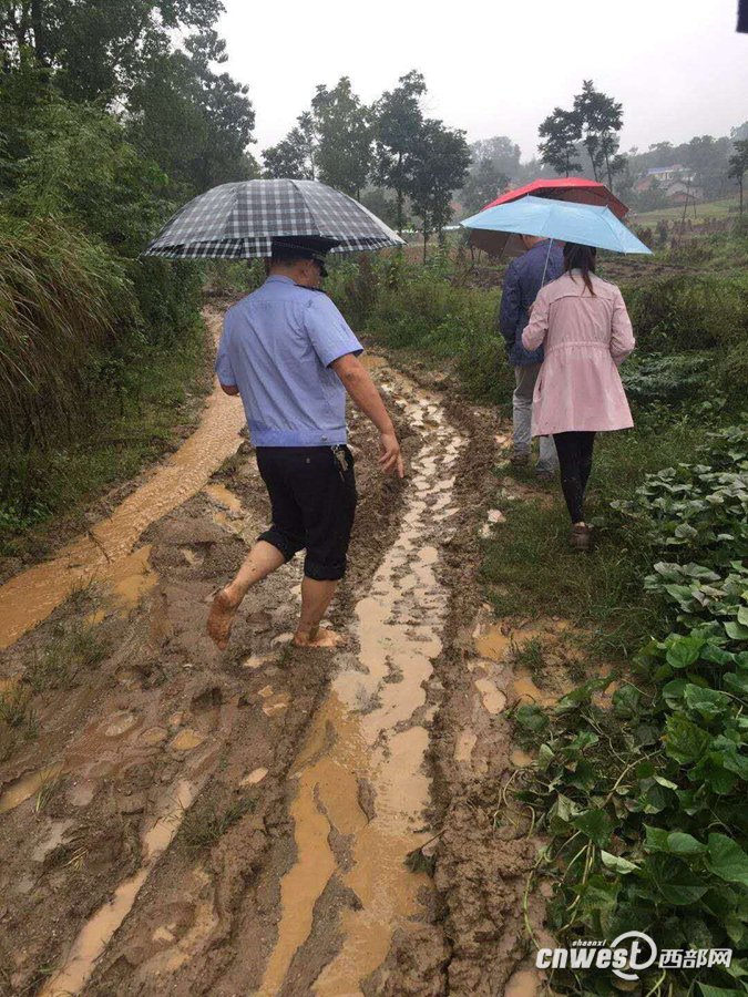 安康一库塘现20余米裂缝民警与村民协力抢险