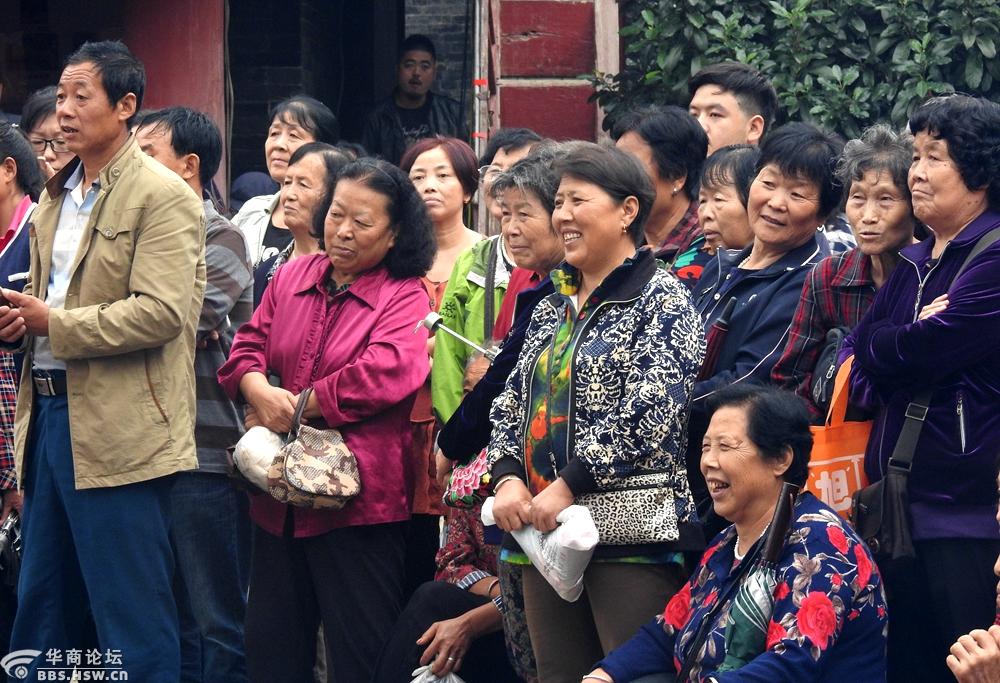 三原庙会群众免费看演出欢度双节