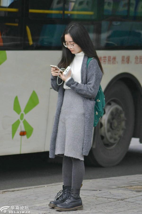 街拍西安建筑大学女大学生们的午后生活