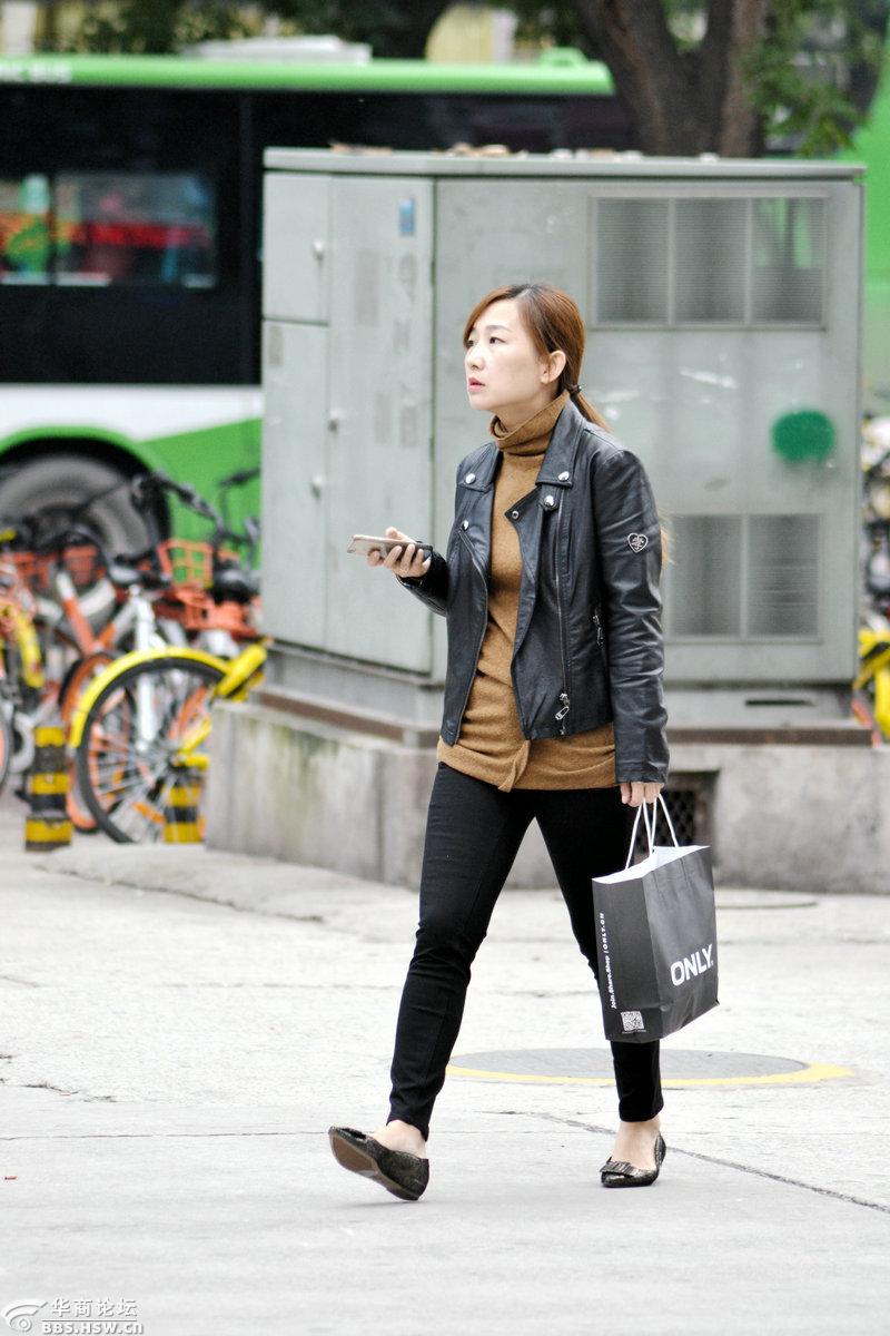 街拍秋日街头西安妹子清凉装时尚混搭