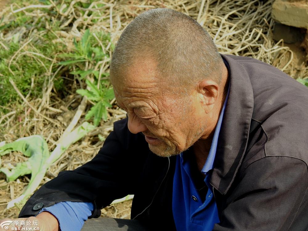 蹲在地头抽烟休息的老菜农