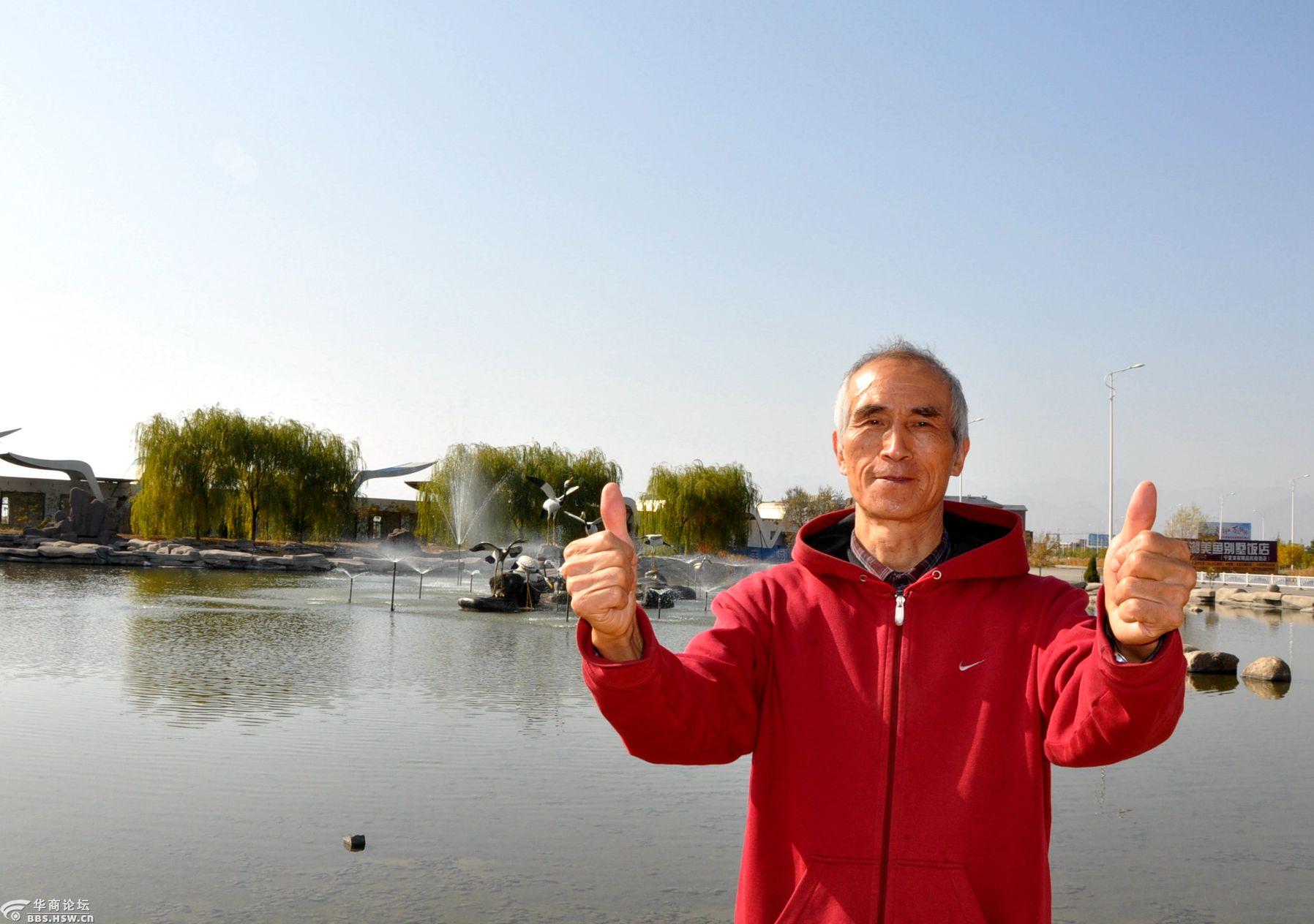站在宁夏石嘴山市平罗县沙湖景区大门口喷泉雕塑前趾高气扬的穷游