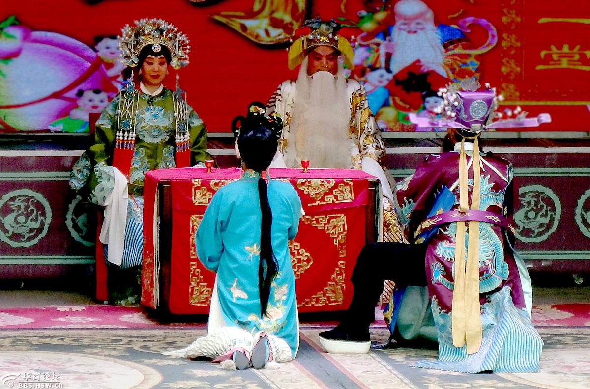 麟游县人民剧团在宝鸡市高家村演出秦腔大拜寿剧照