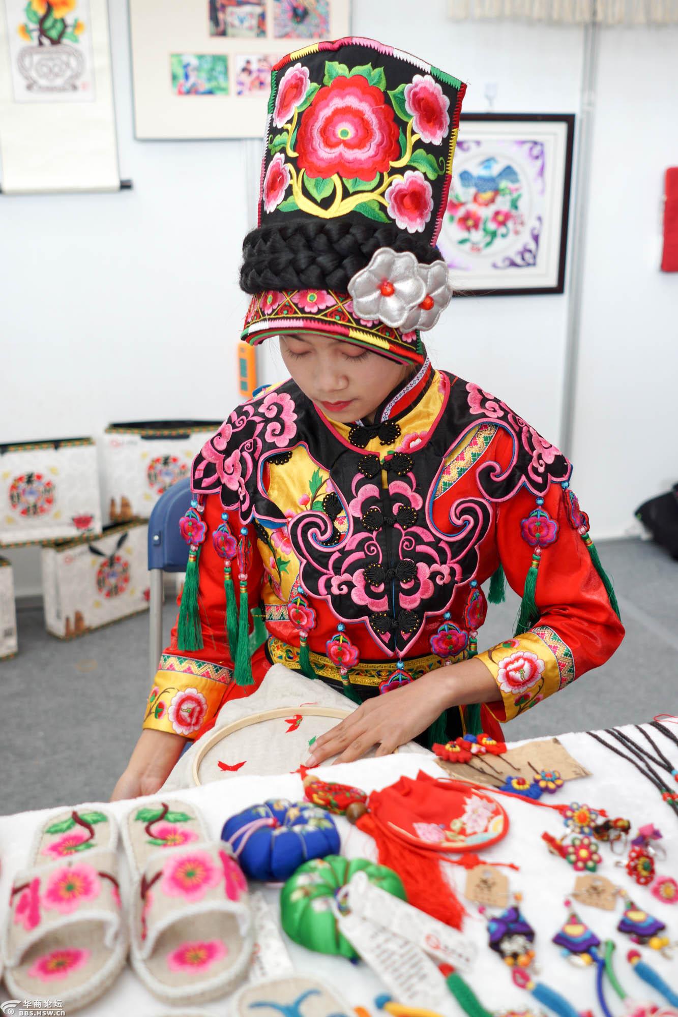 陕西传统手工技艺展上的宁强"羌绣"