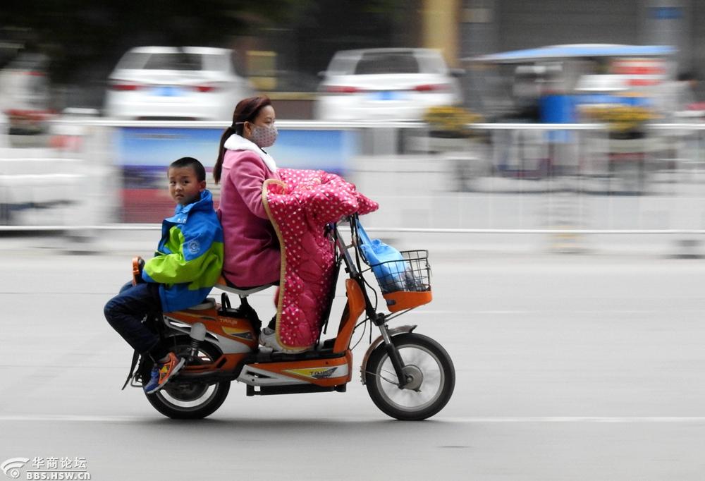 匆忙骑行赶路人