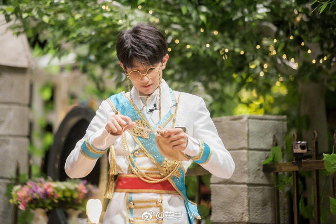 王源穿王子装戴皇冠显贵族气质 低头侧颜杀|王源|贵族-大陆