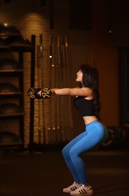 19岁女孩夺美臀冠军家境差凭努力变人气主播