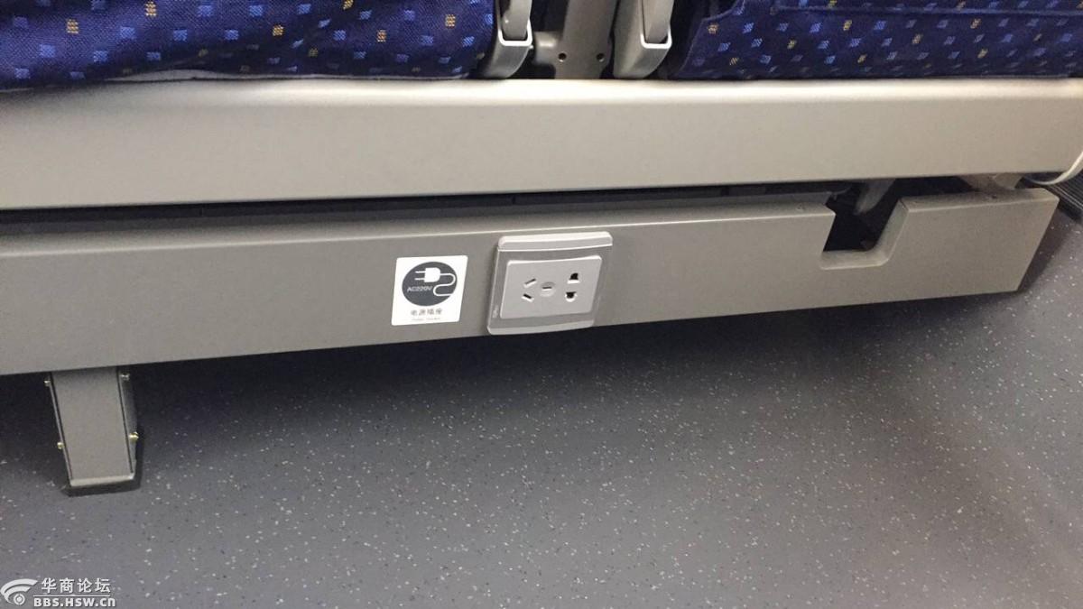 车上一排有五个座位,有两个插座.